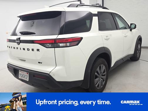 White 2024 Nissan Pathfinder SV