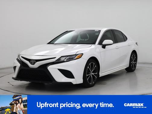 White 2018 Toyota Camry SE