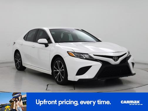 White 2018 Toyota Camry SE