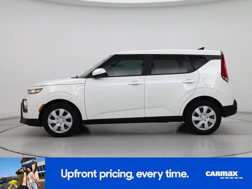 White 2022 Kia Soul LX