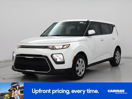 White 2022 Kia Soul LX