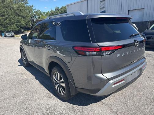 Gun Metallic 2024 Nissan Pathfinder SL FWD