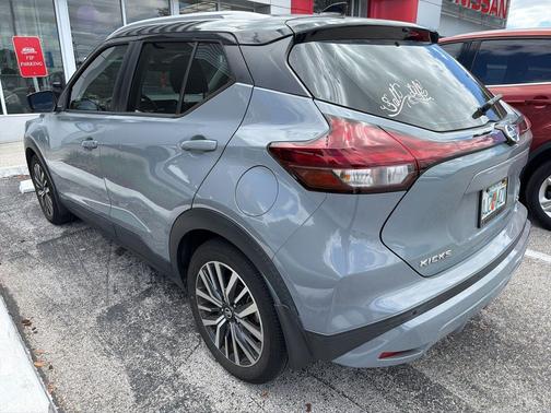 Boulder Gray Pearl/Super Black 2021 Nissan Kicks SV