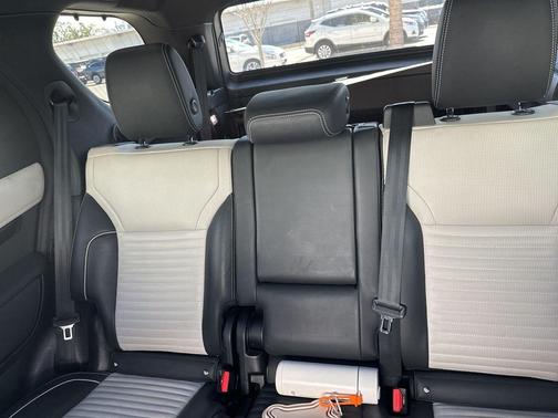 2023 Land Rover Discovery P300 S R-Dynamic