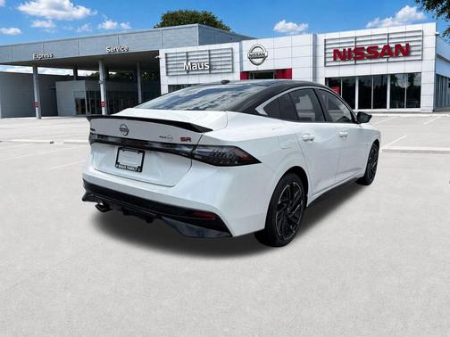Aspen White Tricoat/Super Black 2026 Nissan Sentra SR