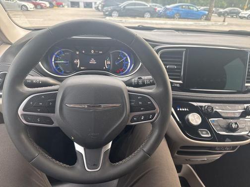 Brilliant Black Crystal Pearlcoat 2024 Chrysler Pacifica Hybrid Select