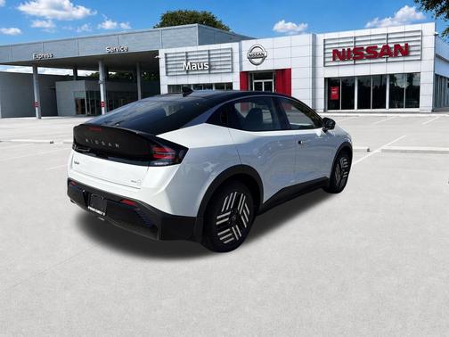Everest White Pearl Tricoat/Black 2026 Nissan Leaf SV+