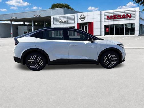 Everest White Pearl Tricoat/Black 2026 Nissan Leaf SV+