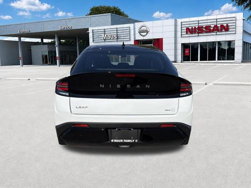 Everest White Pearl Tricoat/Black 2026 Nissan Leaf SV+
