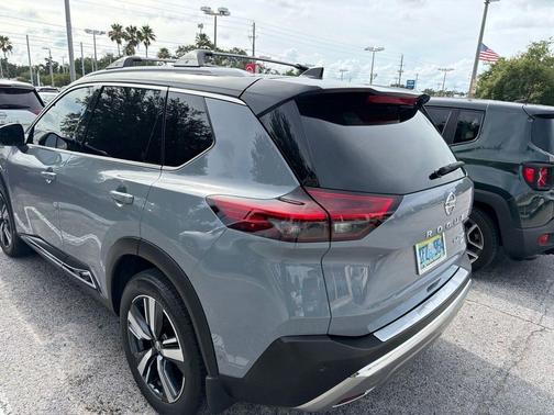Boulder Gray Pearl/Super Black 2021 Nissan Rogue Platinum