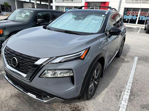 Boulder Gray Pearl/Super Black 2021 Nissan Rogue Platinum