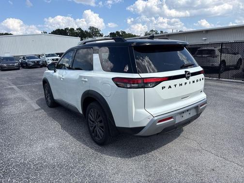 Pearl White Tricoat 2022 Nissan Pathfinder SL 2WD