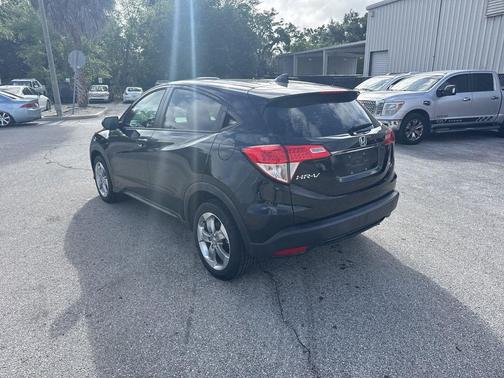 Crystal Black Pearl 2022 Honda HR-V LX