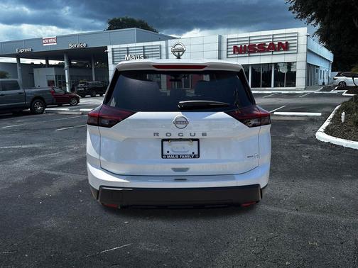 Everest White Pearl Tricoat 2026 Nissan Rogue SV