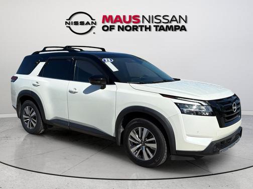 Pearl White Tricoat/Super Black 2023 Nissan Pathfinder SL FWD