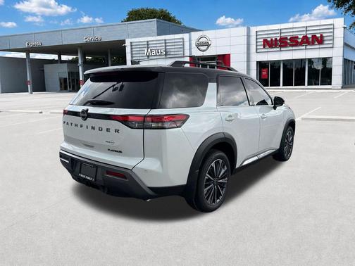 Everest White Pearl Tricoat/Super Black 2026 Nissan Pathfinder Platinum