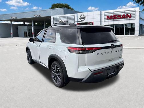 Everest White Pearl Tricoat/Super Black 2026 Nissan Pathfinder Platinum