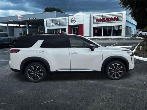 Everest White Pearl Tricoat/Super Black 2026 Nissan Pathfinder Platinum