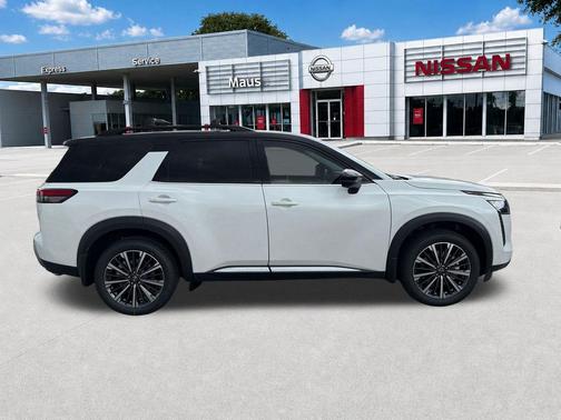 Everest White Pearl Tricoat/Super Black 2026 Nissan Pathfinder Platinum