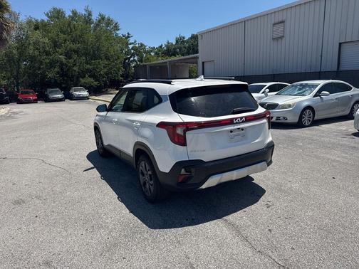 Snow White Pearl 2024 Kia Seltos S