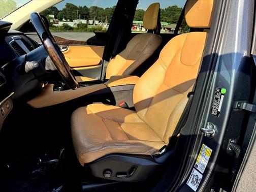 2016 Volvo XC90 T6 Momentum