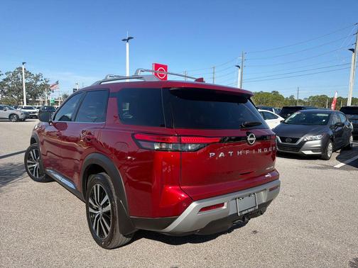 2024 Nissan Pathfinder Platinum FWD
