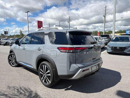 2024 Nissan Pathfinder Platinum FWD