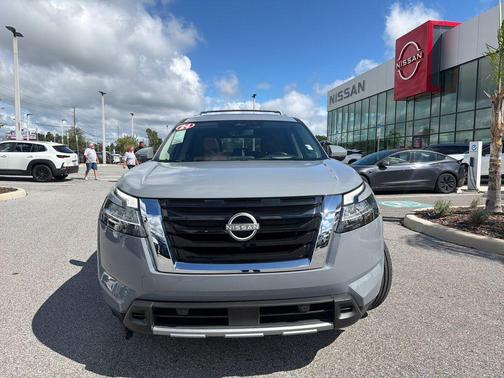 2024 Nissan Pathfinder Platinum FWD