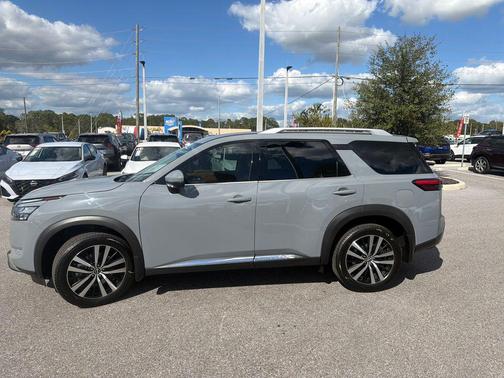 2025 Nissan Pathfinder Platinum FWD