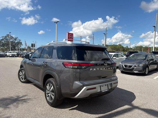 2025 Nissan Pathfinder SL 4WD