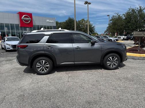 2025 Nissan Pathfinder SL FWD