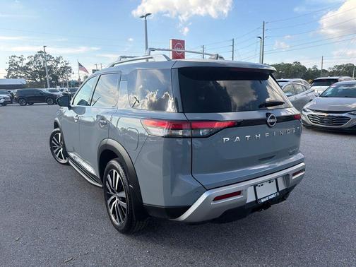 2024 Nissan Pathfinder Platinum FWD