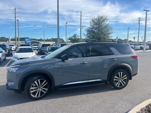 2025 Nissan Pathfinder Platinum FWD