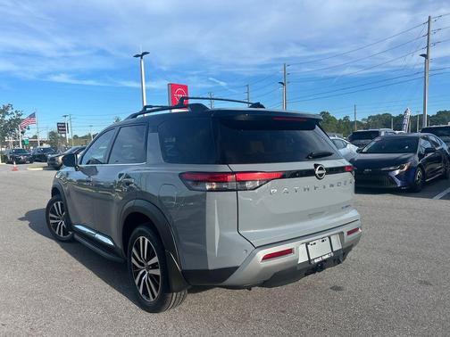 2025 Nissan Pathfinder Platinum FWD