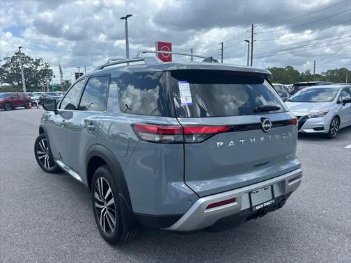 2025 Nissan Pathfinder Platinum FWD