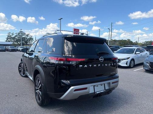 2025 Nissan Pathfinder Platinum FWD