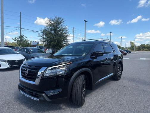 2025 Nissan Pathfinder Platinum FWD