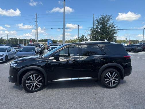 2025 Nissan Pathfinder Platinum FWD