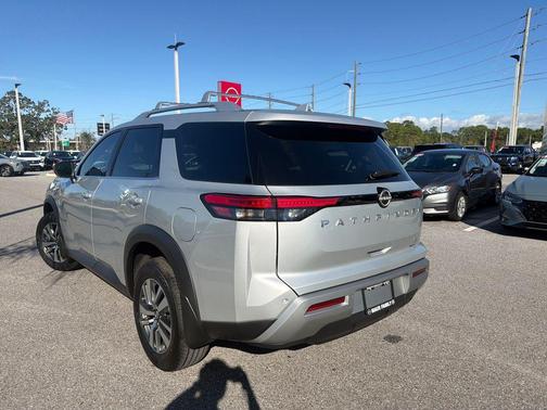 2025 Nissan Pathfinder SL FWD