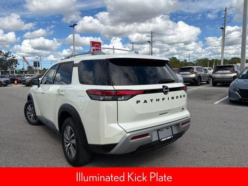 2023 Nissan Pathfinder SL FWD