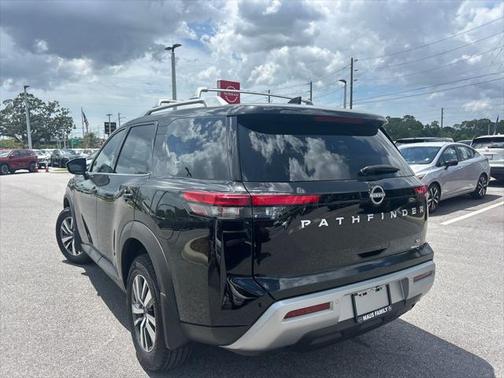 2025 Nissan Pathfinder SL FWD