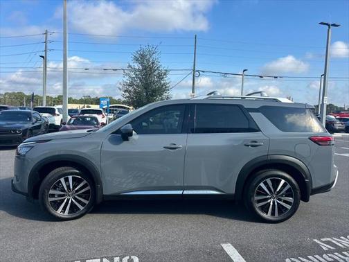 2025 Nissan Pathfinder Platinum FWD