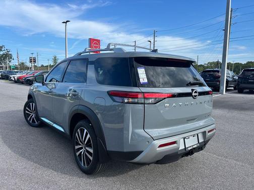 2025 Nissan Pathfinder Platinum FWD