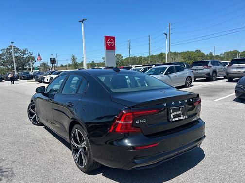 2024 Volvo S60 B5 Core Dark Theme