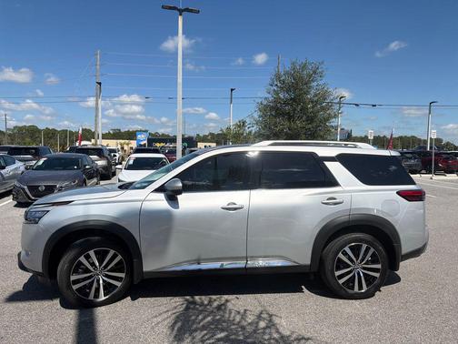 2025 Nissan Pathfinder Platinum FWD