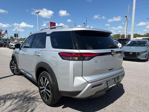 2025 Nissan Pathfinder Platinum FWD
