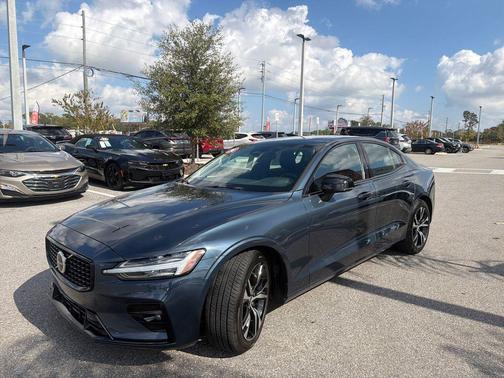 2024 Volvo S60 B5 Core Dark Theme