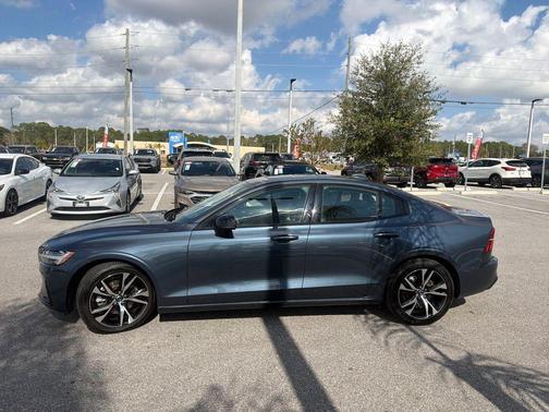 2024 Volvo S60 B5 Core Dark Theme