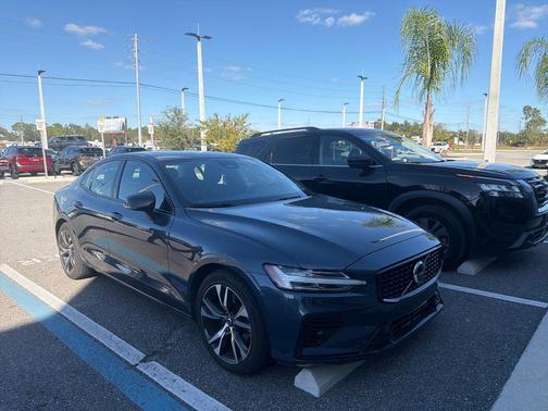 2024 Volvo S60 B5 Core Dark Theme