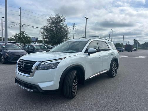 2025 Nissan Pathfinder Platinum FWD